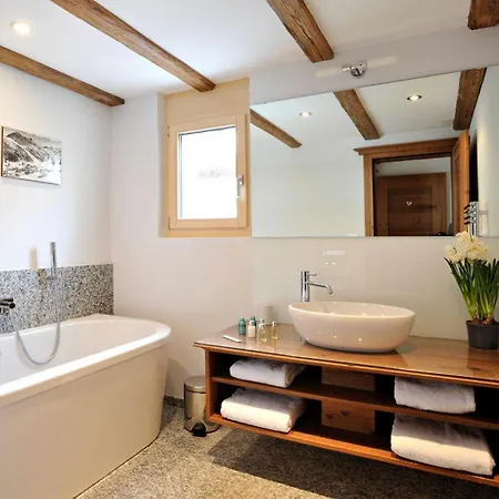 Panorama Chalet Stunning Glacial Views And Majestic Dom Peaks 木屋 *
